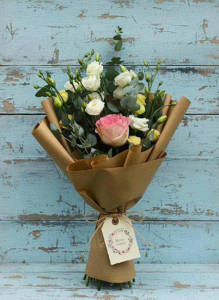 Букет цветов из: Розы и Лизиантусы в Дзержинском