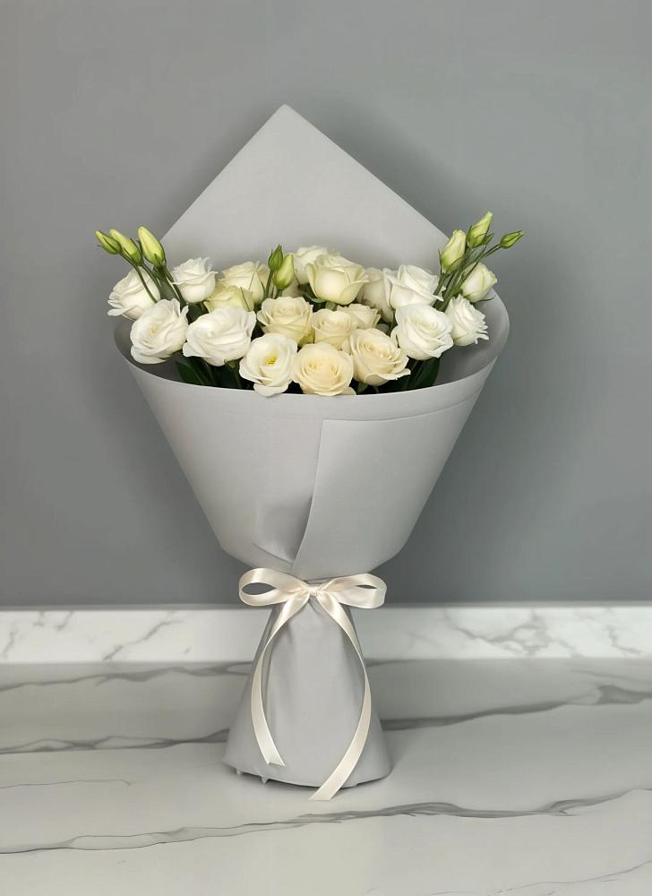 Букет цветов из: Розы и Лизиантусы в Дзержинском