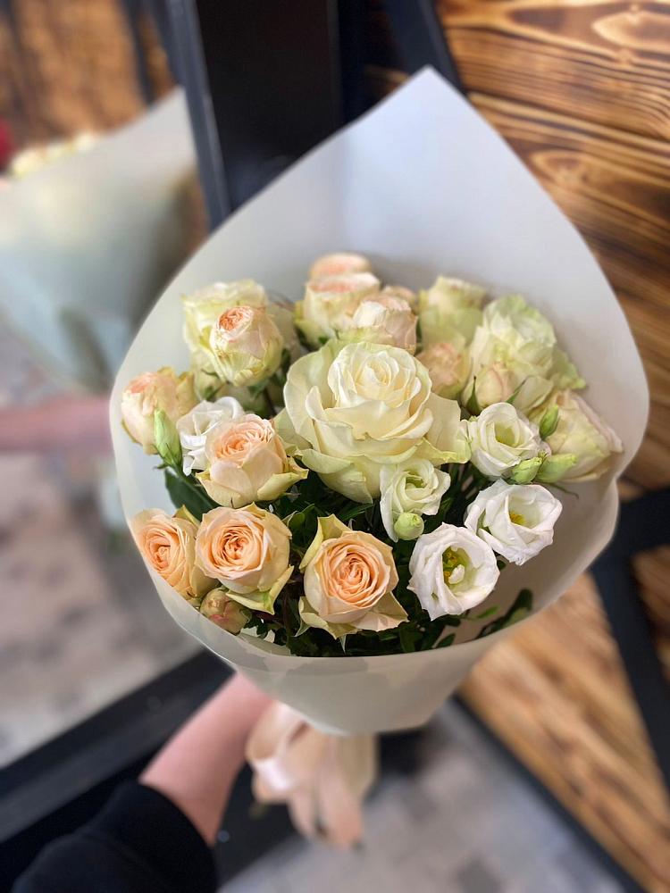 Букет цветов из: Розы и Лизиантусы в Дзержинском